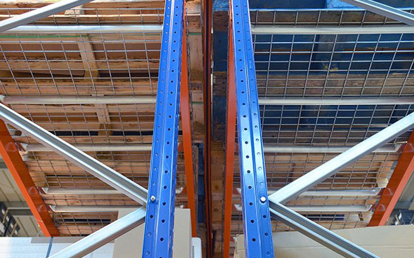 Wire Mesh Decking: Enhancing Warehouse Efficiency and Safety